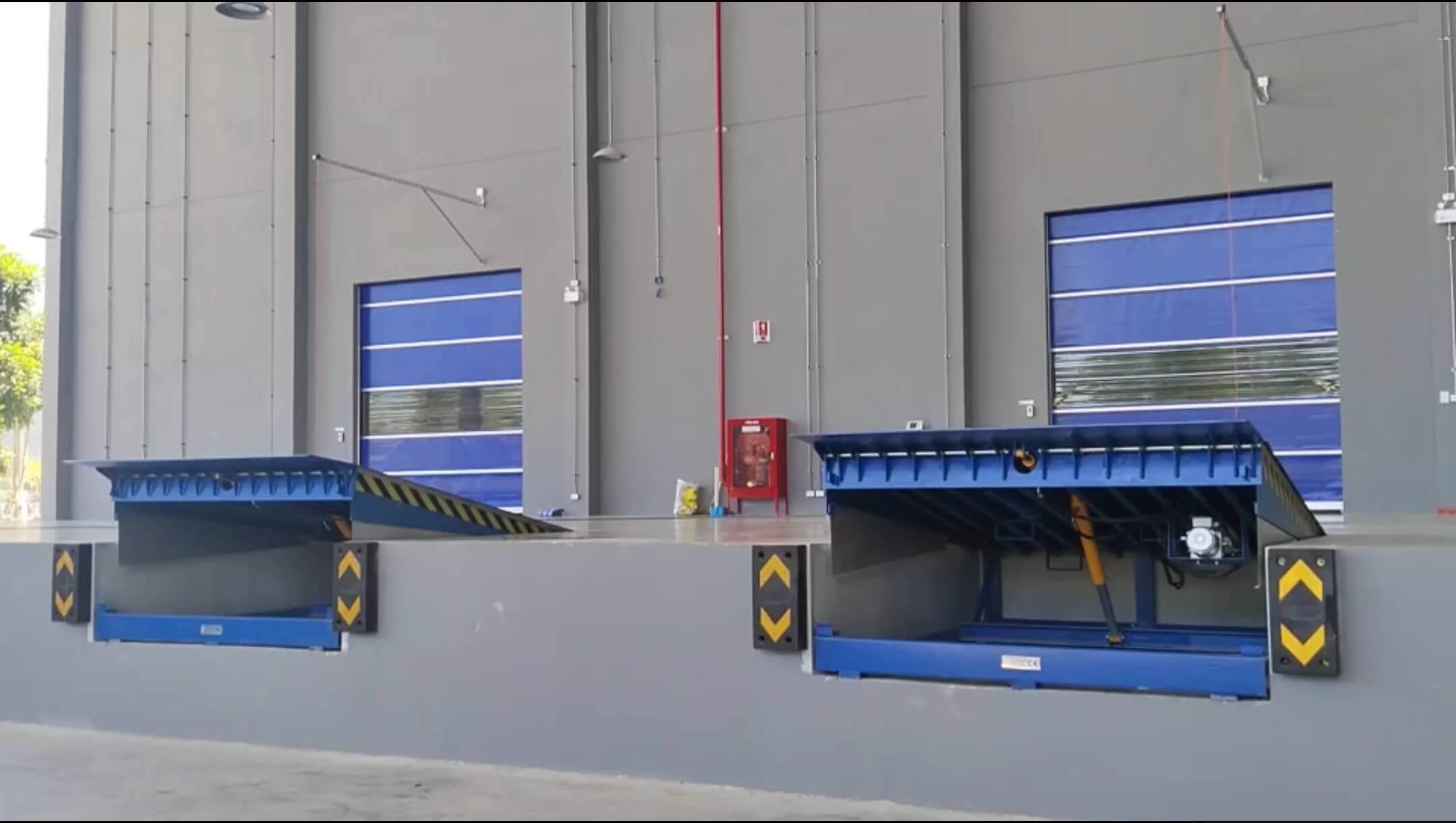 สะพานปรับระดับโหลดสินค้าระบบไฟฟ้า