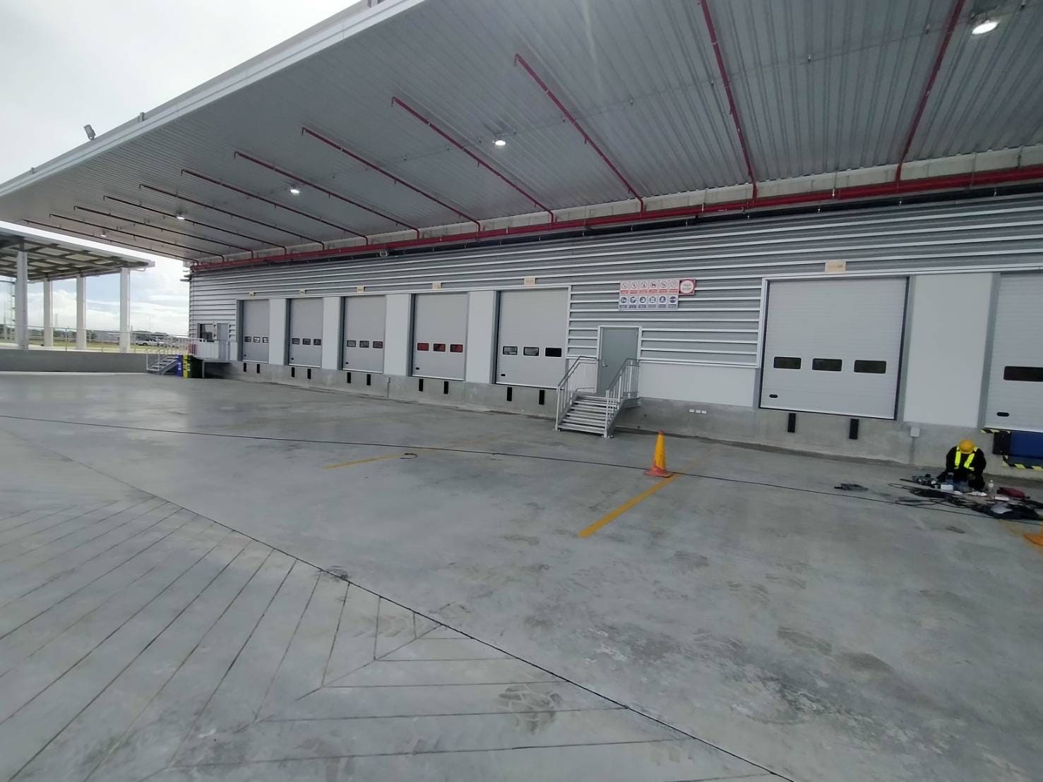 ติดตั้งประตูโรงงานอุตสาหกรรม - โรงงานไลน์การผลิตเครื่องดื่มและแอลกอฮอล์