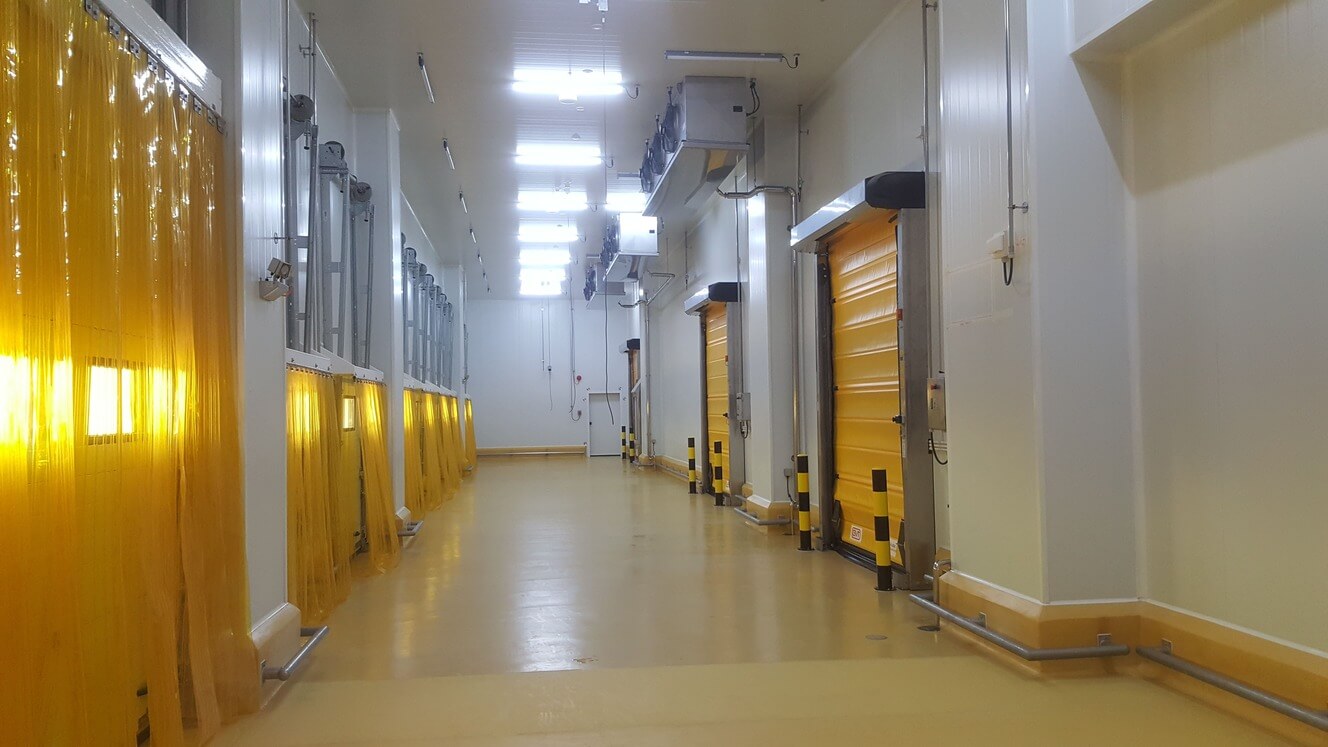 ประตูอัตโนมัติความเร็วสูง ห้องเย็นควบคุมอุณหภูมิ และระบบลานโหลดสินค้าครบวงจร– CP GROUP