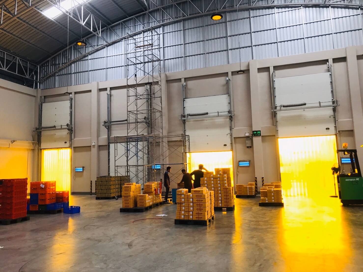 ประตูโรงงานและม่านริ้วพลาสติก – โรงงานผลิตขนมปัง เบเกอรี่ และคลังสินค้า