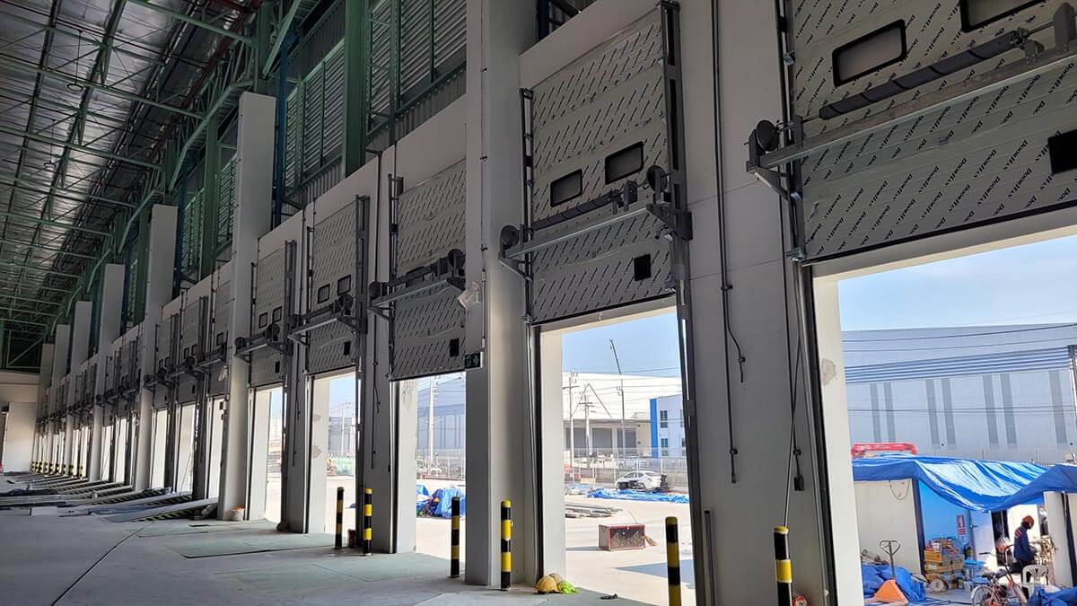 ประตูโรงงานอุตสาหกรรมและลานโหลดสินค้าแบบครบวงจร