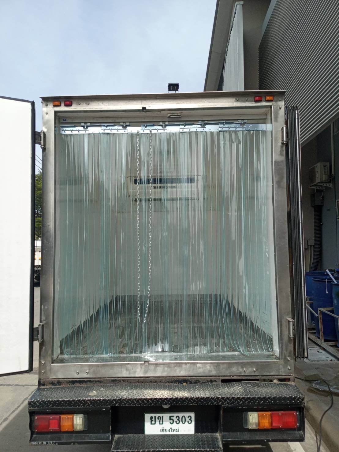 การติดตั้งประตูแบบม่านริ้วพลาสติก